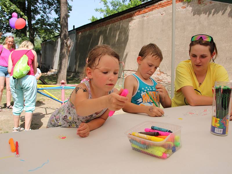 Charitativně kulturní akce Dobrodění také letos nabídla v lounské Stromovce spoustu her a aktivit pro děti.