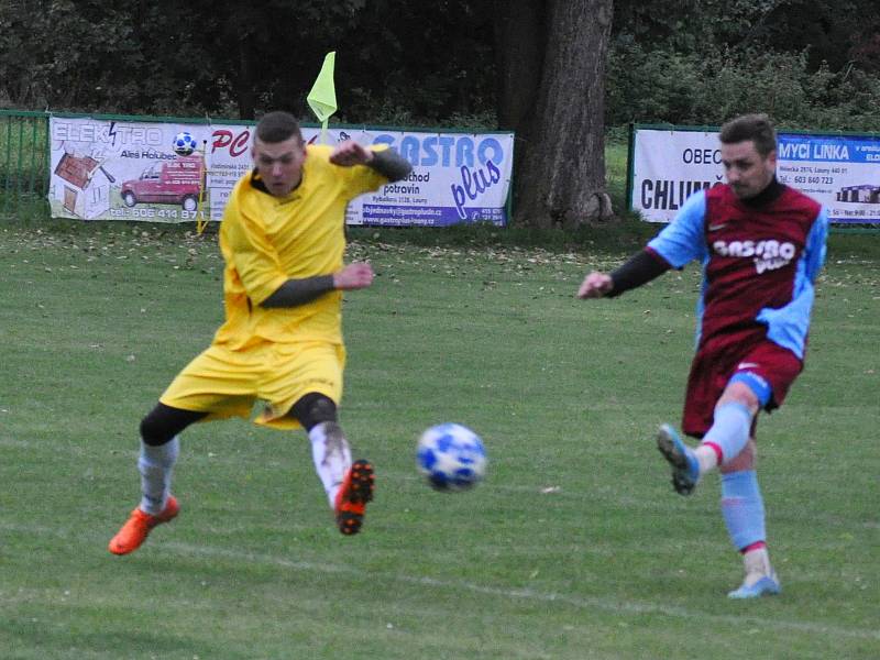 V utkání rezerv celků, které spolu hrají i v B třídě byli úspěšnější fotbalisté Chlumčan (v modročerveném)