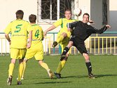 Fotbalisté Žatce (ve žlutém) hostili na svém stadionu soupeře z Blšan.