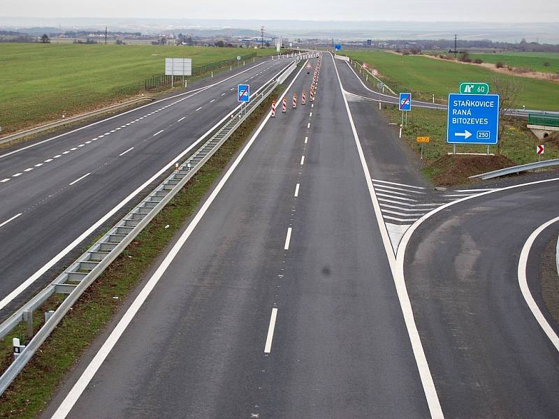 V roce 2009 byl otevřen nový úsek silnice dálnice u zóny Triangle na Žatecku. Na pokračování ve směru na Louny řidiči léta čekají. 