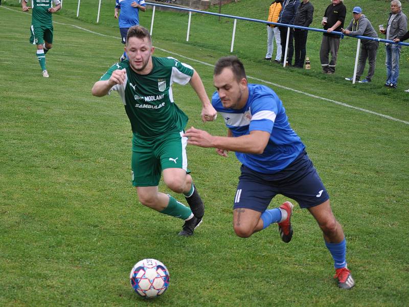 Domoušice (v modrém)po pěti výhrách v řadě padly a navíc na vlastním trávníku. Body si zcela zaslouženě odvel Baník Modlany.