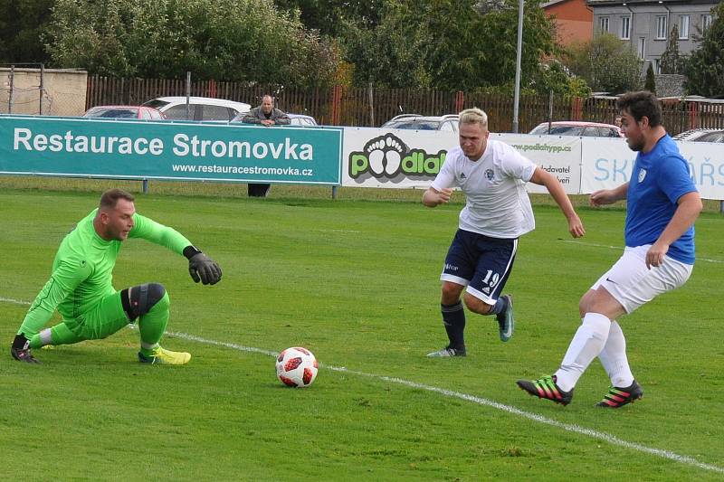 Fotbalisté Dobroměřic (v bílém) sice inkasovali první, pak ale soupeře smetli pěti góly.