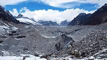 Ledovec Ngozumpa u osady Gokyo (4790 m)