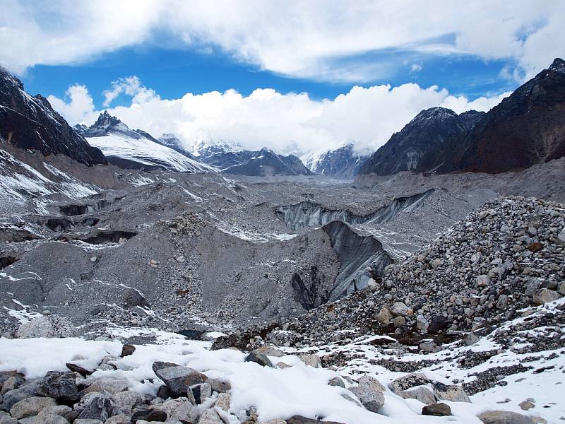 Ledovec Ngozumpa u osady Gokyo (4790 m)