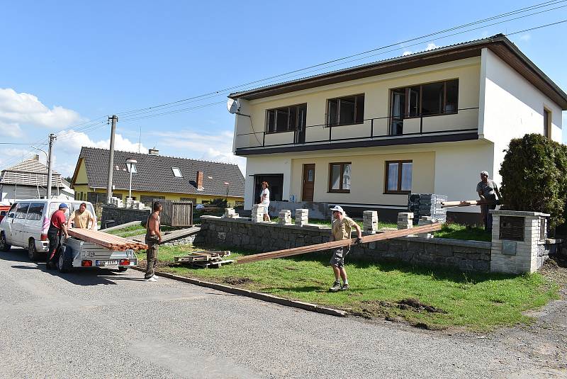 Tři týdny po ničivé bouři je ve Stebně uklizeno. Opravy ale potrvají ještě dlouho, řada domů má střechy zatím jen provizorně zakryté.