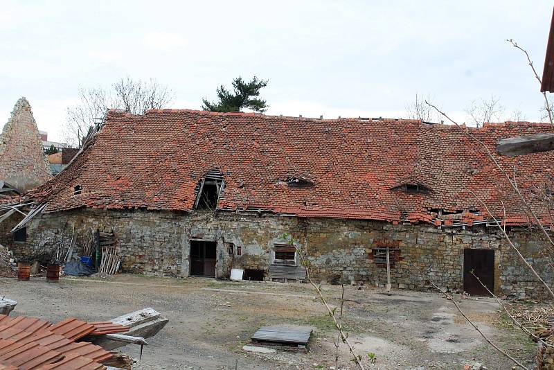 Bývalý schwarzenberský knížecí dvůr v Postoloprtech renovují manželé Konopáčovi. Už tam úspěšně funguje svatební stodola, plánů ale mají daleko více.