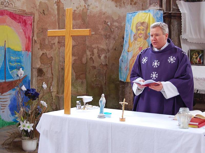 I přes otřesné podmínky se tu pravidelně konají bohoslužby