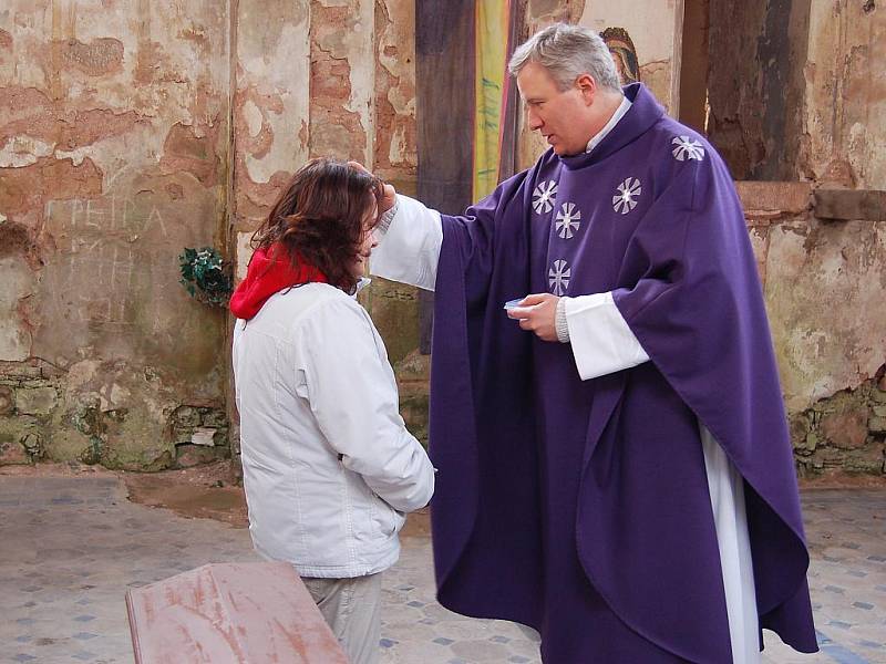 I přes otřesné podmínky se tu pravidelně konají bohoslužby