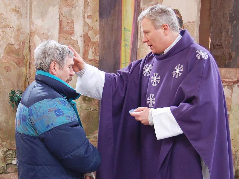 I přes otřesné podmínky se tu pravidelně konají bohoslužby