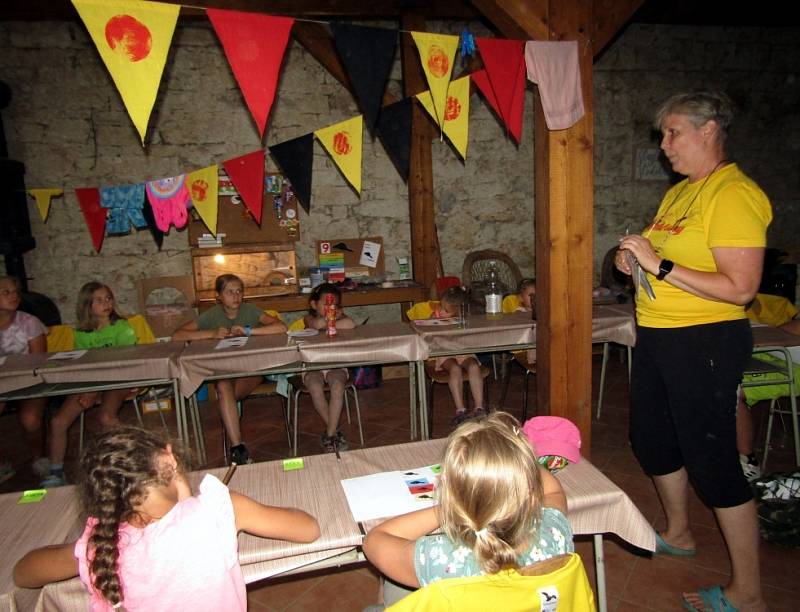 Táborníci si hráli v Radíčevsi na Rychlé šípy, nechyběl bobřík odvahy.