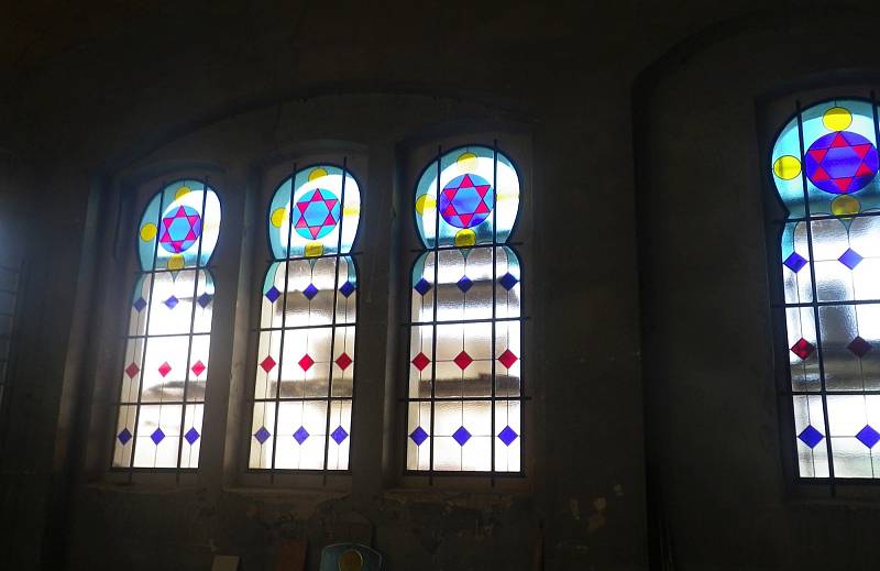 Rekonstrukce synagogy v Žatci pokročila. Už ji zdobí vitráže manželů Kantových z Lubence.