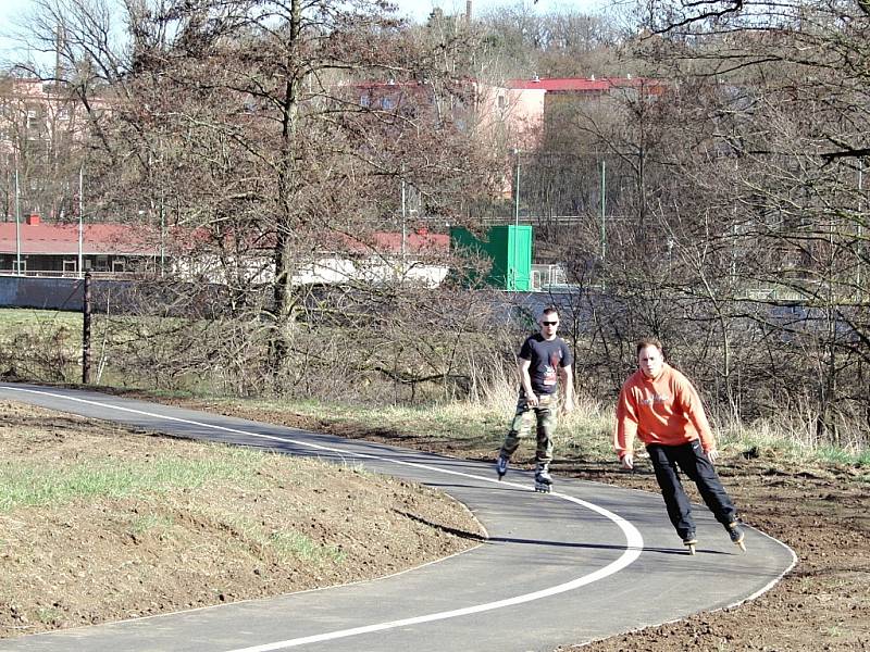 Nová cyklostezka v Žatci a první sportovci, kteří ji využili při příchodu teplých jarních dní.