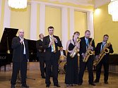 Saxofonový band Harmony & Přátelé pod vedením Lukáše Čajky, potěší příznivce hudby řádnou dávkou swingu. 