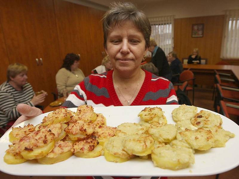 Jaroslava Horová přinesla bramborové plněné placičky.