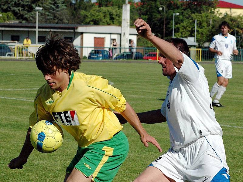 Martin Parpel sledovaný lenešickým Bauerem