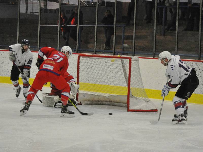 Hokejisté Slovanu Louny (v bílém) zvládli první kvalifikační duel o ligu.