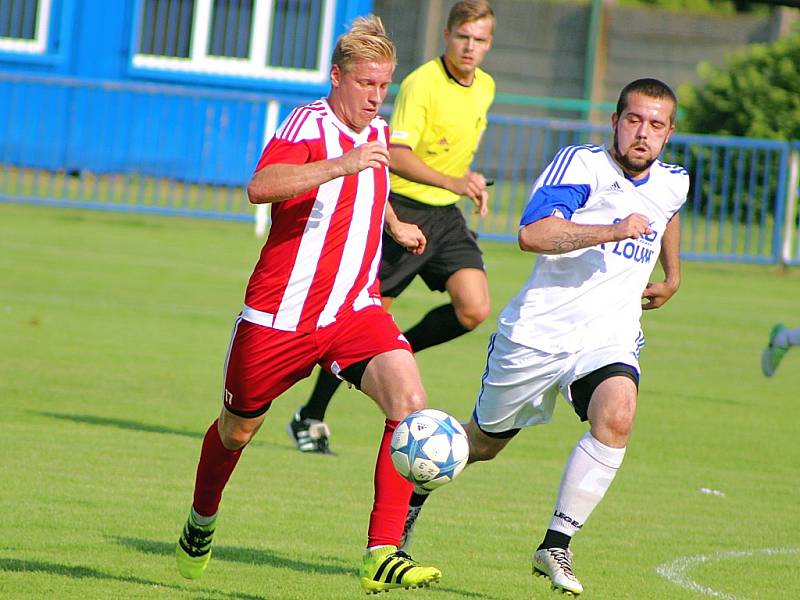 Fotbalisté Loun (v bílém) přehráli tým Srbic 4:1.