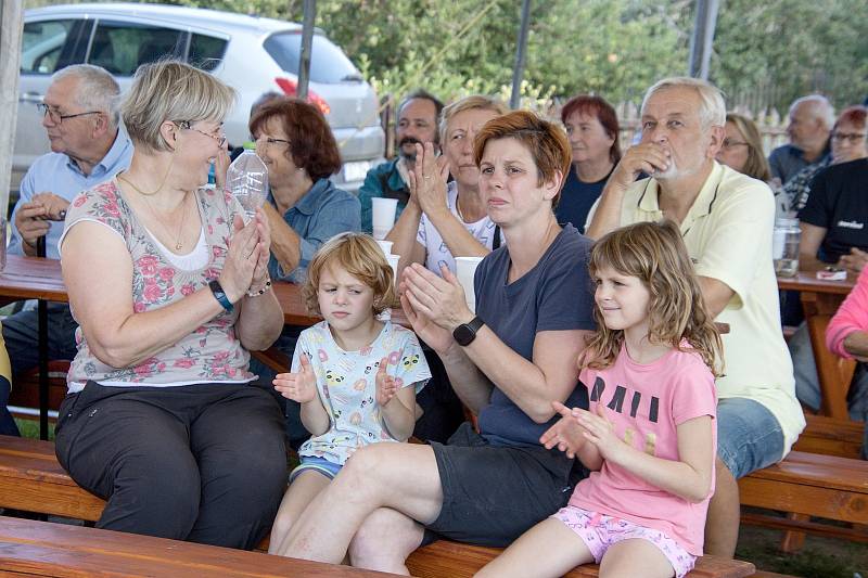 V bouří poničeném Stebně slavnostně otevřeli hřiště.