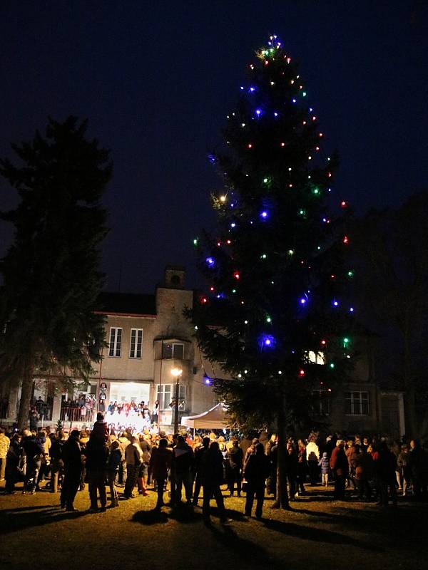 Adventní slavnost s rozsvícením vánočního stromu v Lenešicích