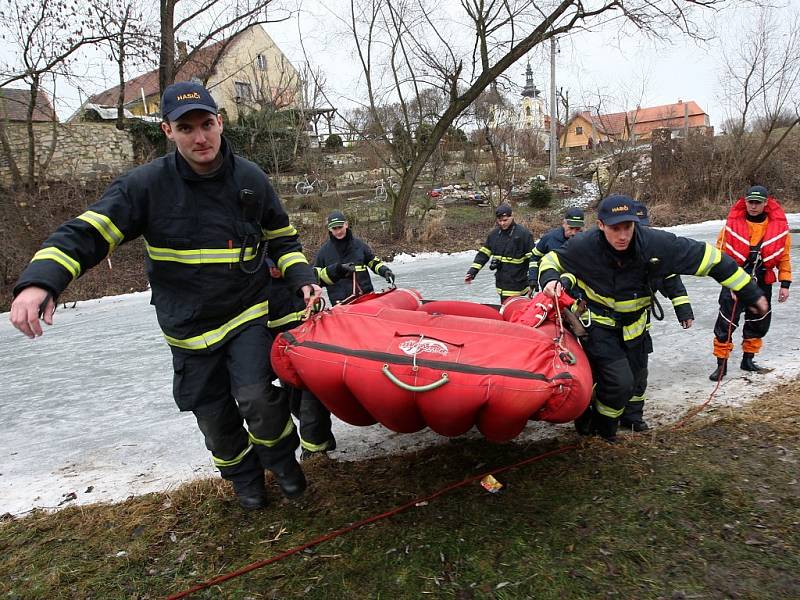 Hasiči nacvičují záchranu tonoucího na potoce Liboc nad jezem v Libočanech u Žatce.