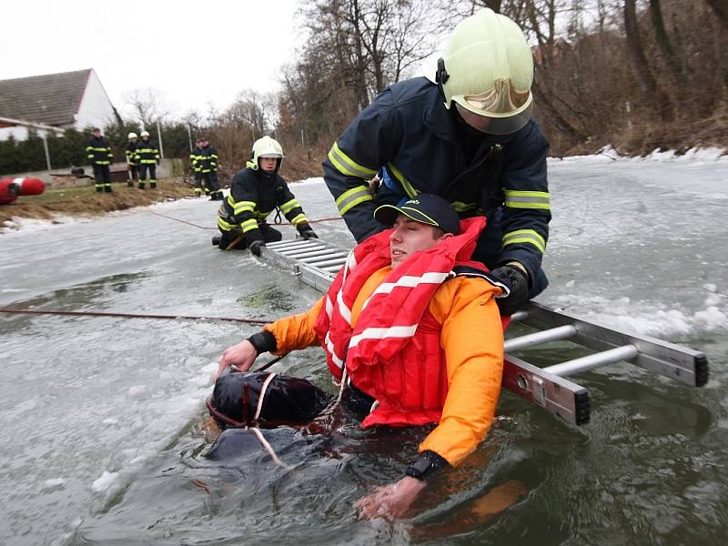 Hasiči nacvičují záchranu tonoucího na potoce Liboc nad jezem v Libočanech u Žatce.