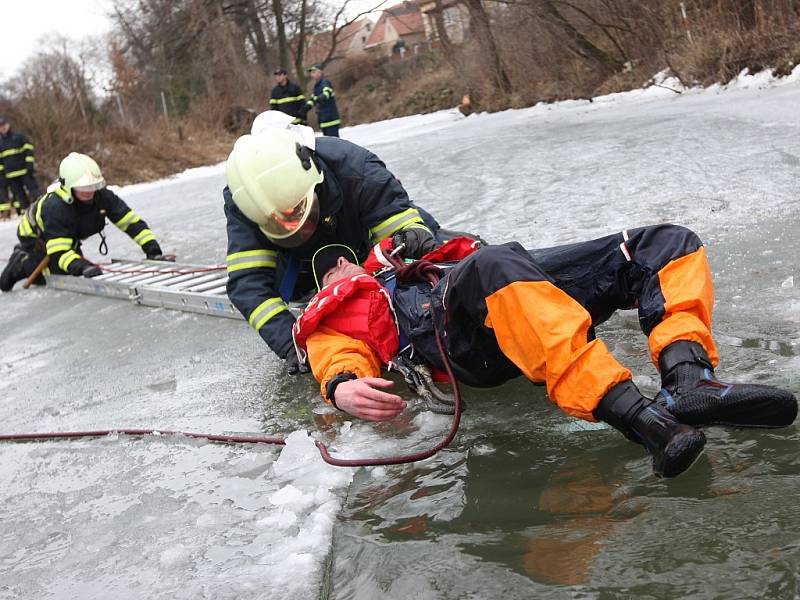 Hasiči nacvičují záchranu tonoucího na potoce Liboc nad jezem v Libočanech u Žatce.