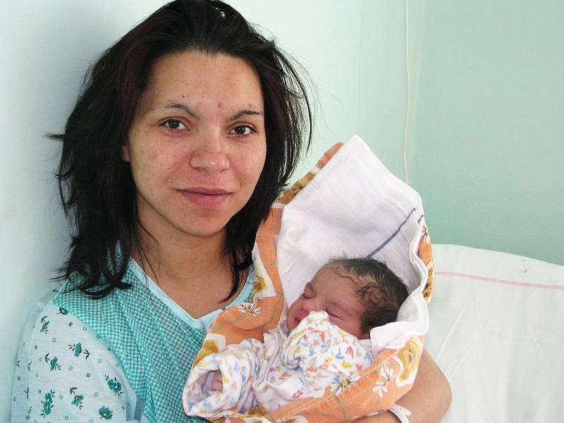 Mamince Monice Blogové z Kryr se 26. května 2011 v 7:36 hodin v žatecké porodnici narodila dcera Ester Blogová. Vážila 2,86 kilogramu, měřila 50 centimetrů.  