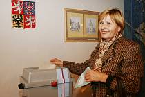 Jarmila Kopřivová vhodila hlasovací lístek do urny v jedné z volebních místnostní v Lounech mezi prvními.
