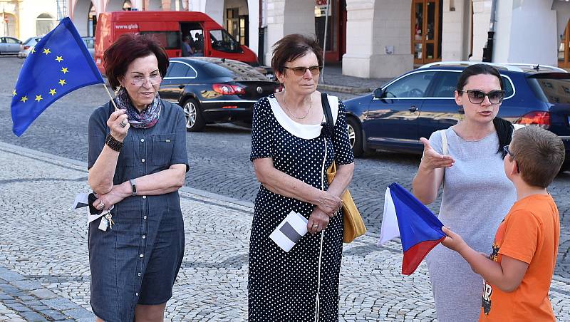 Demonstrace Milion chvilek pro demokracii v Žatci.