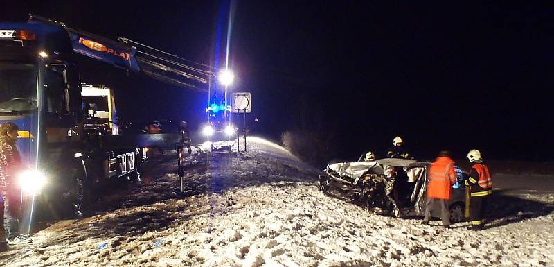 Na obchvatu Loun se v sobotu odpoledne střetla octavia a audi. Náraz byla tak silný, že škodovka skončila několik metrů od silnice v zasněženém poli.