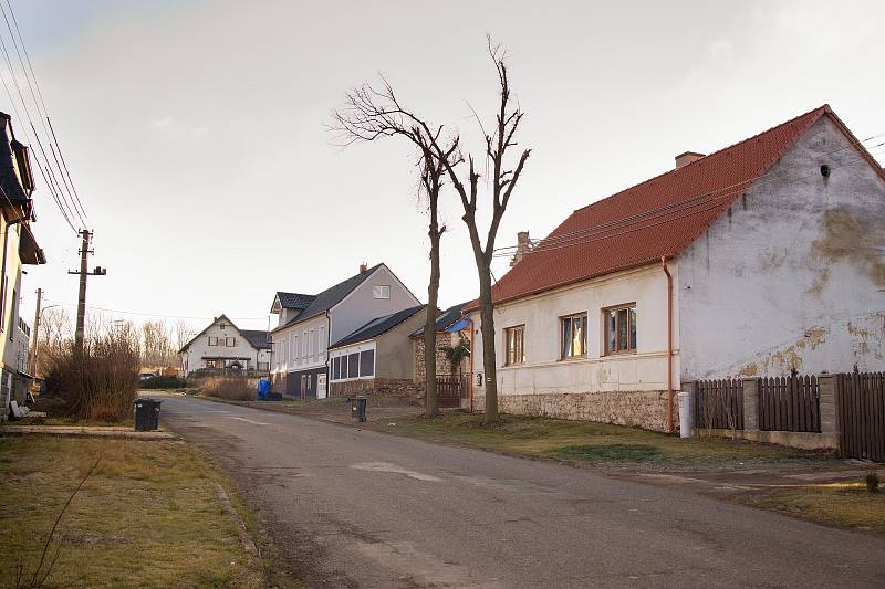 Ve Stebně na Podbořansku se po půl roce od ničivé bouře opravila většina střech domů. Přesto jsou škody v této vesnici patrné dodnes.