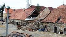 Bývalý schwarzenberský knížecí dvůr v Postoloprtech renovují manželé Konopáčovi. Už tam úspěšně funguje svatební stodola, plánů ale mají daleko více.