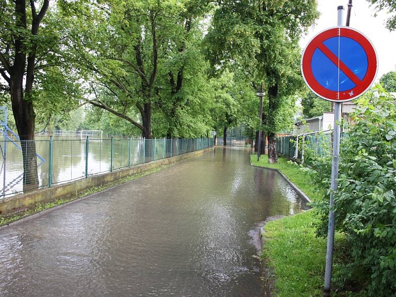 Rozvodněná Ohře v Lounech 4. 6. 2013. Ze silnice podél hřiště u ZŠ P. Holého k baseballovému stadionu se stala řeka. Projet nelze