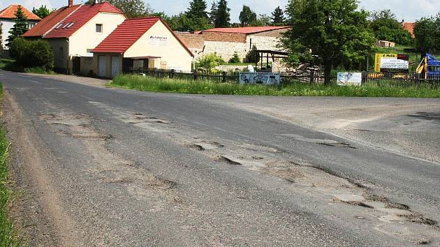 Díry v Zeměchách na hlavní silnici z Loun do Žatce 