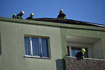 Silný vítr poničil v pondělí 10. února po poledni střechu sedmipatrového panelového domu na sídlišti Jih v Žatci