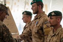Stephen Townsend, regionální velitel mise ISAF, uděluje českým vojákům pamětní medaili za misi v Afghánistánu.