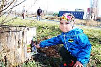 Děti vyráží za zážitky na velikonoční cestu. Počítání vajíček, luštění křížovky, doplňování básniček a další a další úkoly čekají na děti při zážitkové hře u řeky Ohře v Žatci.