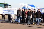 Odboráři z Nexen Tire v úterý 8. března 2022 demonstrovali před továrnou. Žádají podepsání kolektivní smlouvy a vyšší mzdy.