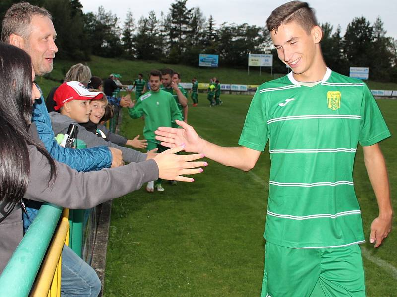 Filip Klinec při závěrečné děkovačce s domácími fanoušky.