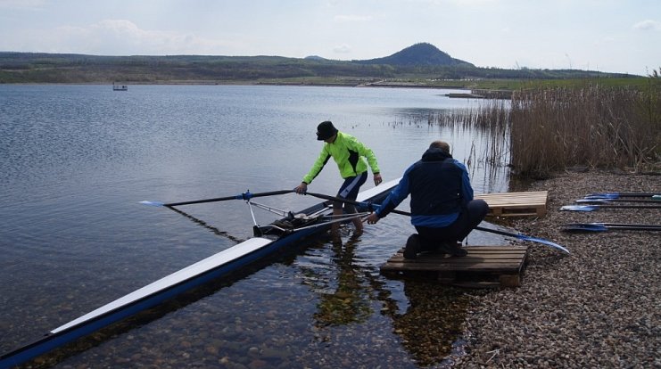 Veslaři z klubu Ohře Louny trénovali na jezeře Most.