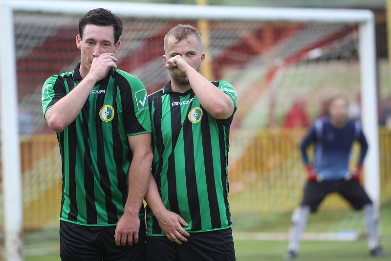 Fotbalisté Chlumčan (v modro-červeném) doma padli 1:4 s Osekem.