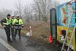 Nehoda autobusu s dětmi u Panenského Týnce si vyžádala na čtyři desítky zraněných