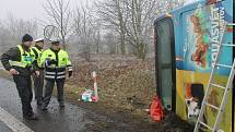 Nehoda autobusu s dětmi u Panenského Týnce si vyžádala na čtyři desítky zraněných