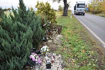Silnici Žatec - Kadaň lemuje několik pomníčků. Jeden z nich je nad Roklí. V dubnu 2010 tam zemřeli čtyři mladíci, žáci podbořanské střední školy.