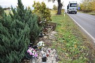 Silnici Žatec - Kadaň lemuje několik pomníčků. Jeden z nich je nad Roklí. V dubnu 2010 tam zemřeli čtyři mladíci, žáci podbořanské střední školy.