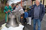 Kostel v Liběšicích má nový zvon. Do věže ho vyzvedl jeřáb 