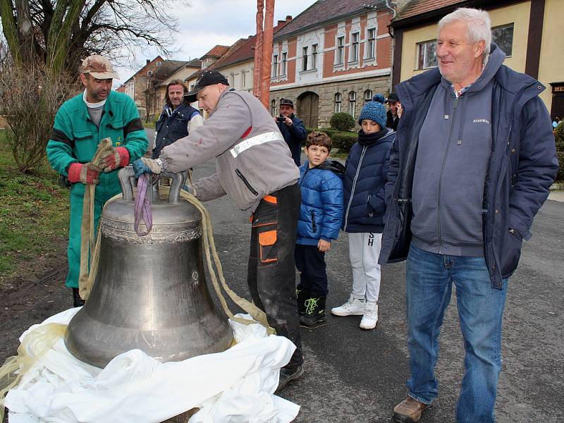 Kostel v Liběšicích má nový zvon. Do věže ho vyzvedl jeřáb 