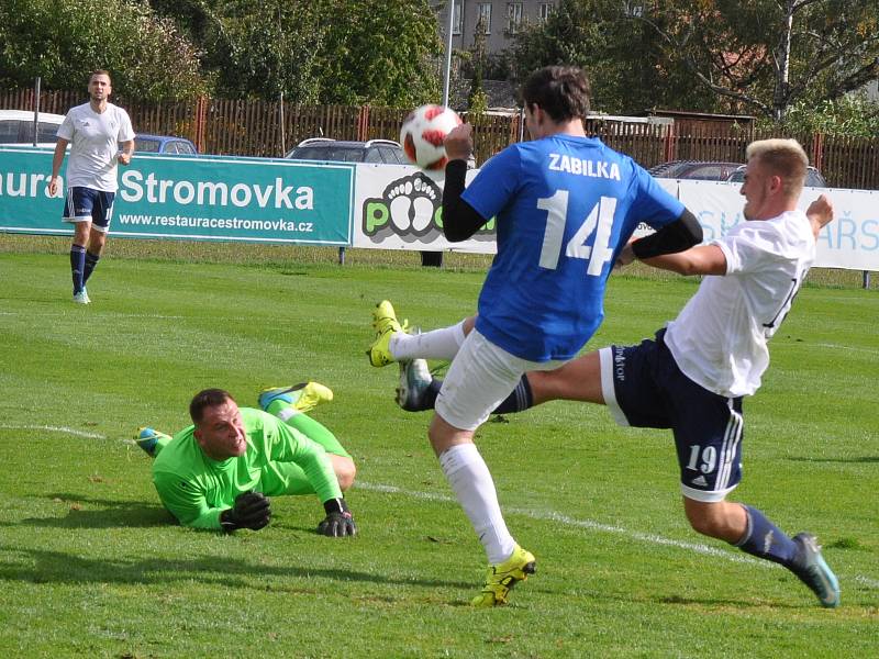 Fotbalisté Dobroměřic (v bílém) sice inkasovali první, pak ale soupeře smetli pěti góly.