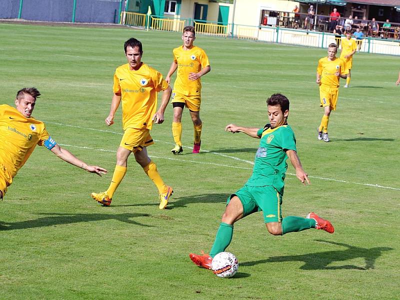 Hráči Slavoje Žatec (v zeleném) po dobrém výkonu porazili FK Litoměřicko B 3:1.