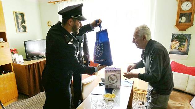 Lounští policisté poblahopřáli k životnímu jubileu bývalému kolegovi Františku Vrablcovi, který v neděli oslavil již 100 let od svého narození.